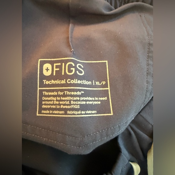 FIGS Set Uman Relaxed Jogger Scrub Pants & Relaxed Catarina One-Pocket Scrub Top - Picture 8 of 16